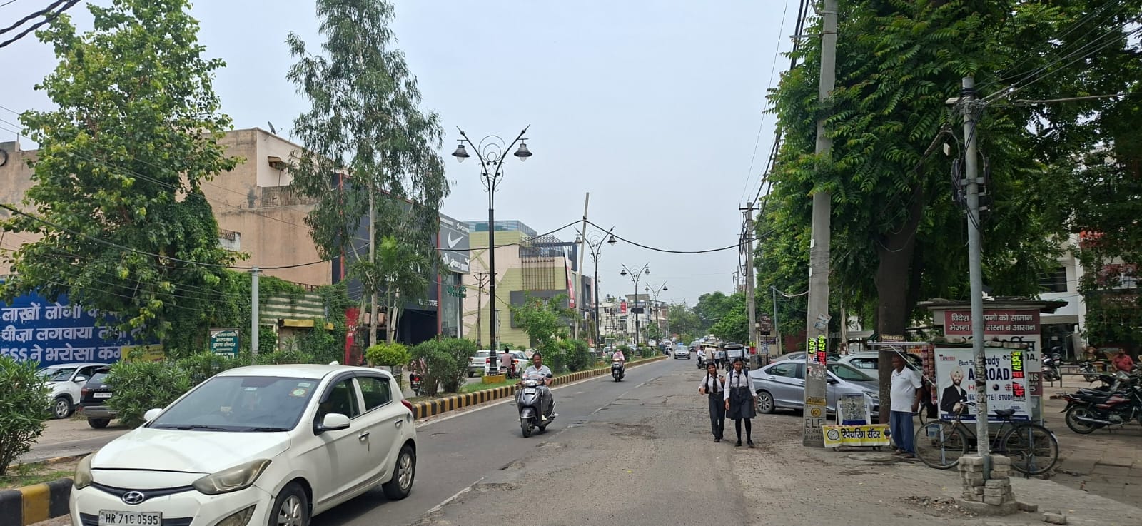 छछरौली क्षेत्र मे बारिश के दौरान गुजरते वाहन। संवाद छछरौली क्षेत्र मे बारिश के दौरान गुजरते वाहन। संवाद