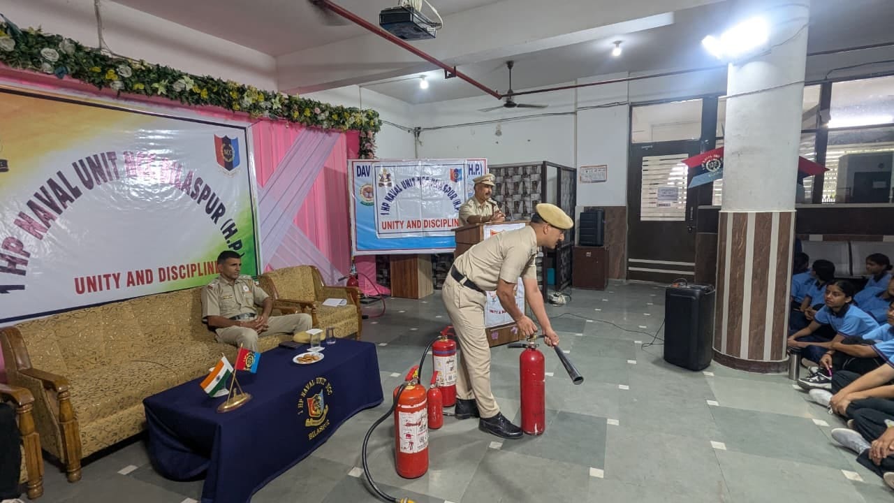 डीएवी स्कूल बिलासपुर में आयोजित वार्षिक प्रशिक्षण शिविर में निशानेबाजी का अभ्यास करते हुए कैडेट