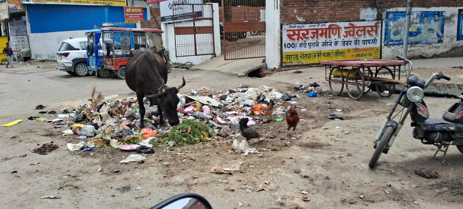 फैजबाग में सड़क पर पड़ा कूड़ा। संवाद फैजबाग में सड़क पर पड़ा कूड़ा। संवाद