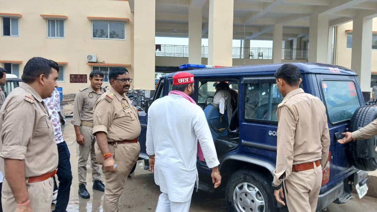फोटो 14 मैनपुरी रेलवे स्टेशन पर दिल्ली जाने के लिए पहुंचे कार्यकर्ता। संवाद फोटो 14 मैनपुरी रेलवे स्टेशन पर दिल्ली जाने के लिए पहुंचे कार्यकर्ता। संवाद