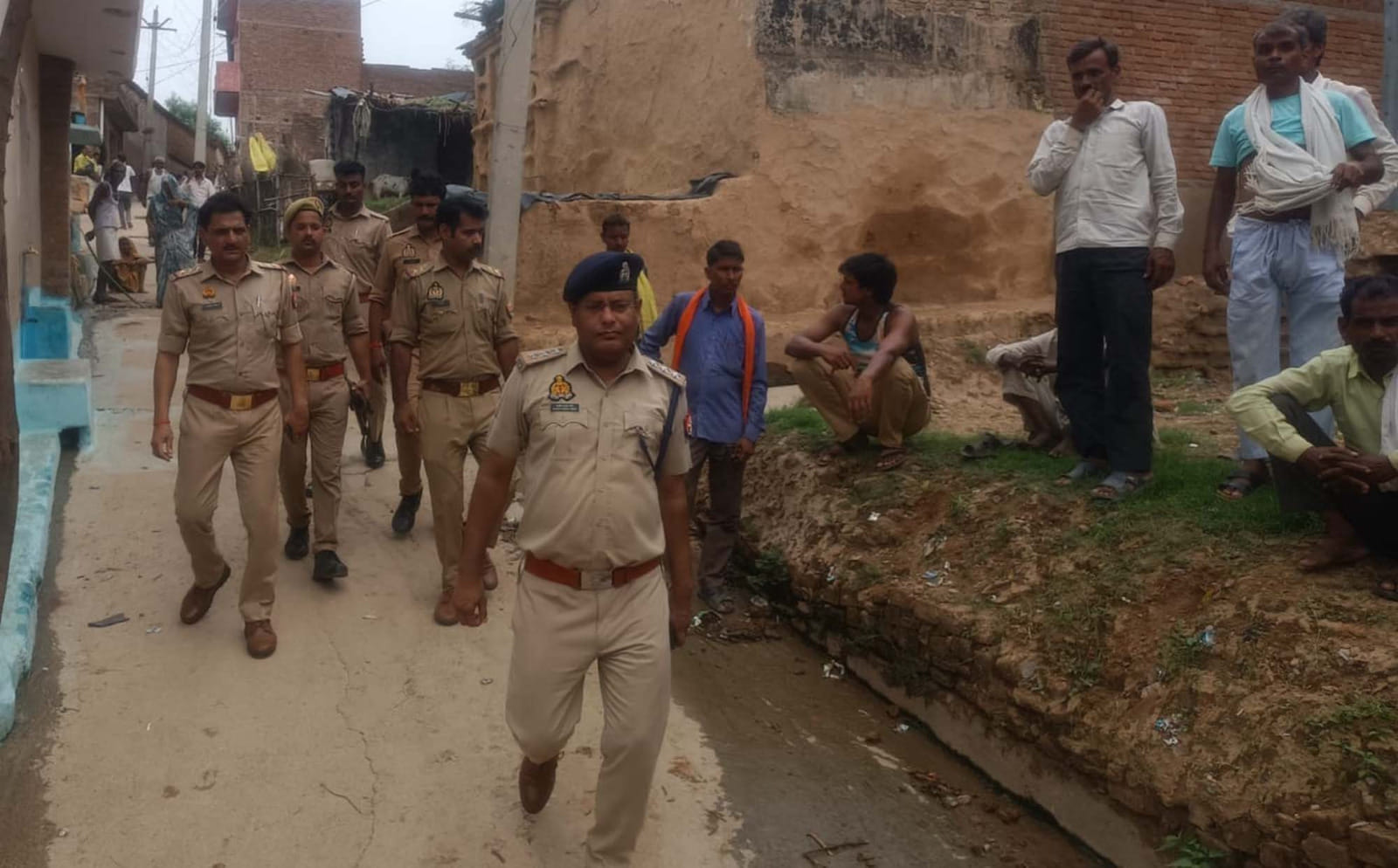 फोटो 19 एचएएमपी 24- राठ के मवई में मां की मौत पर बेसुध हुई बेटी देवकुंवर। संवाद फोटो 19 एचएएमपी 24- राठ के मवई में मां की मौत पर बेसुध हुई बेटी देवकुंवर। संवाद