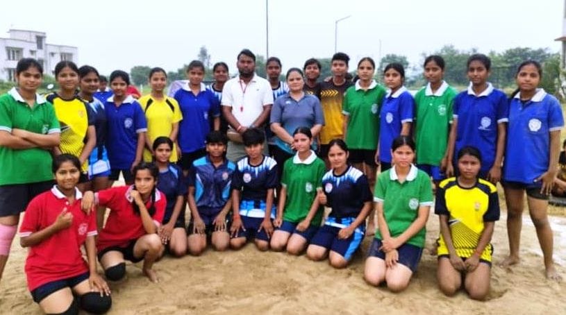 फोटो 37 कासगंज जवाहर नवोदय विद्यालय थरा चीतरा में कबड्डी में दमखम दिखाते खिलाड़ी। स्रोत: विद्