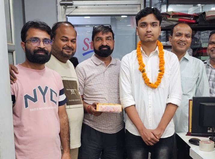 फोटो 43 रूपाली शाक्य को सम्मानित करते सपा जिलाध्यक्ष आलोक शाक्य। संवाद फोटो 43 रूपाली शाक्य को सम्मानित करते सपा जिलाध्यक्ष आलोक शाक्य। संवाद