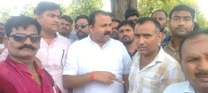 फोटो- Chutney में धरना प्रदर्शन करते ग्रामीण फोटो- Chutney में धरना प्रदर्शन करते ग्रामीण
