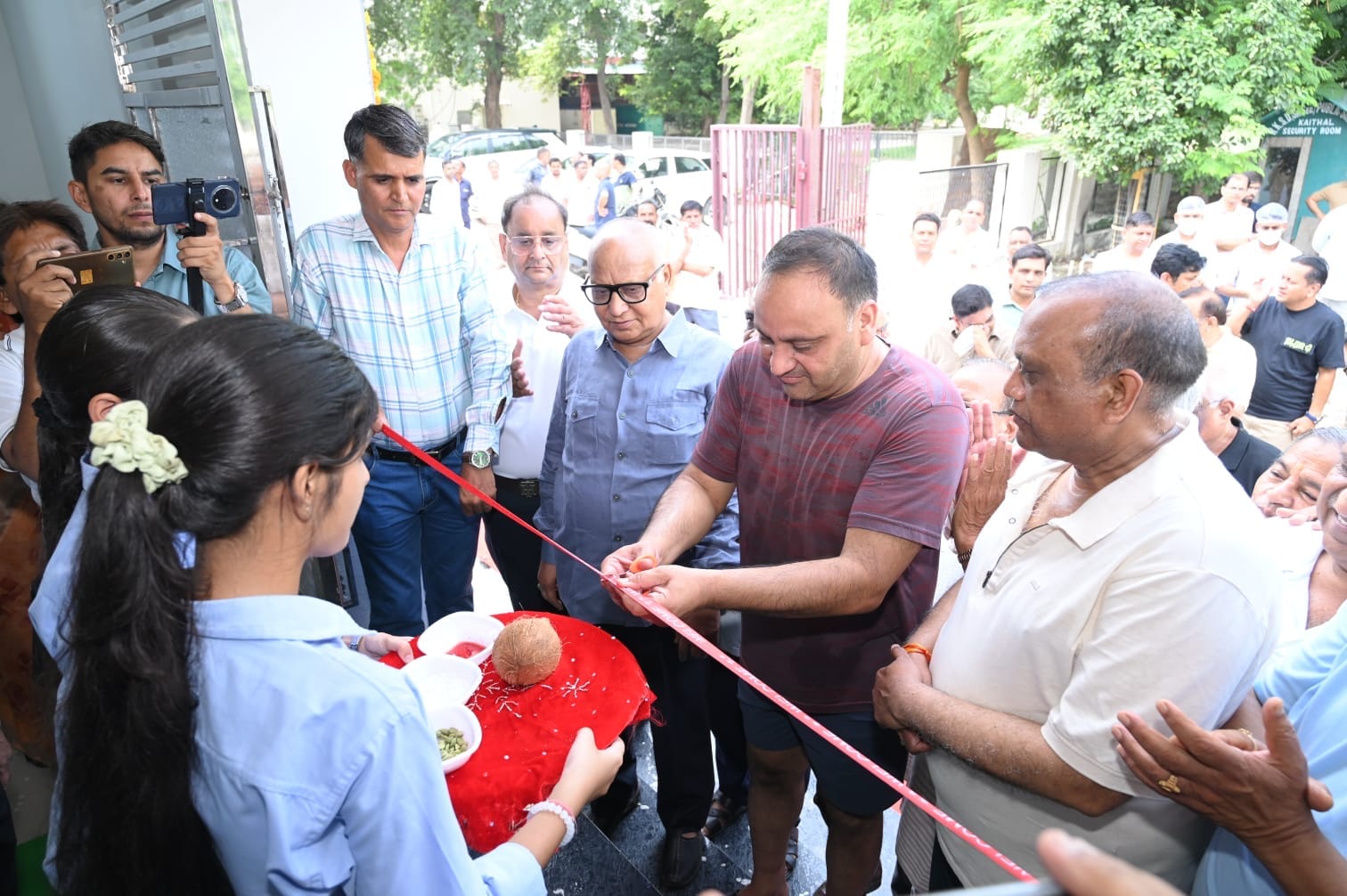 फीता काटकर स्वीमिंग पूल का शुभारंभ करते संस्थान के पदाधिकारी। विज्ञप्ति फीता काटकर स्वीमिंग पूल का शुभारंभ करते संस्थान के पदाधिकारी। विज्ञप्ति