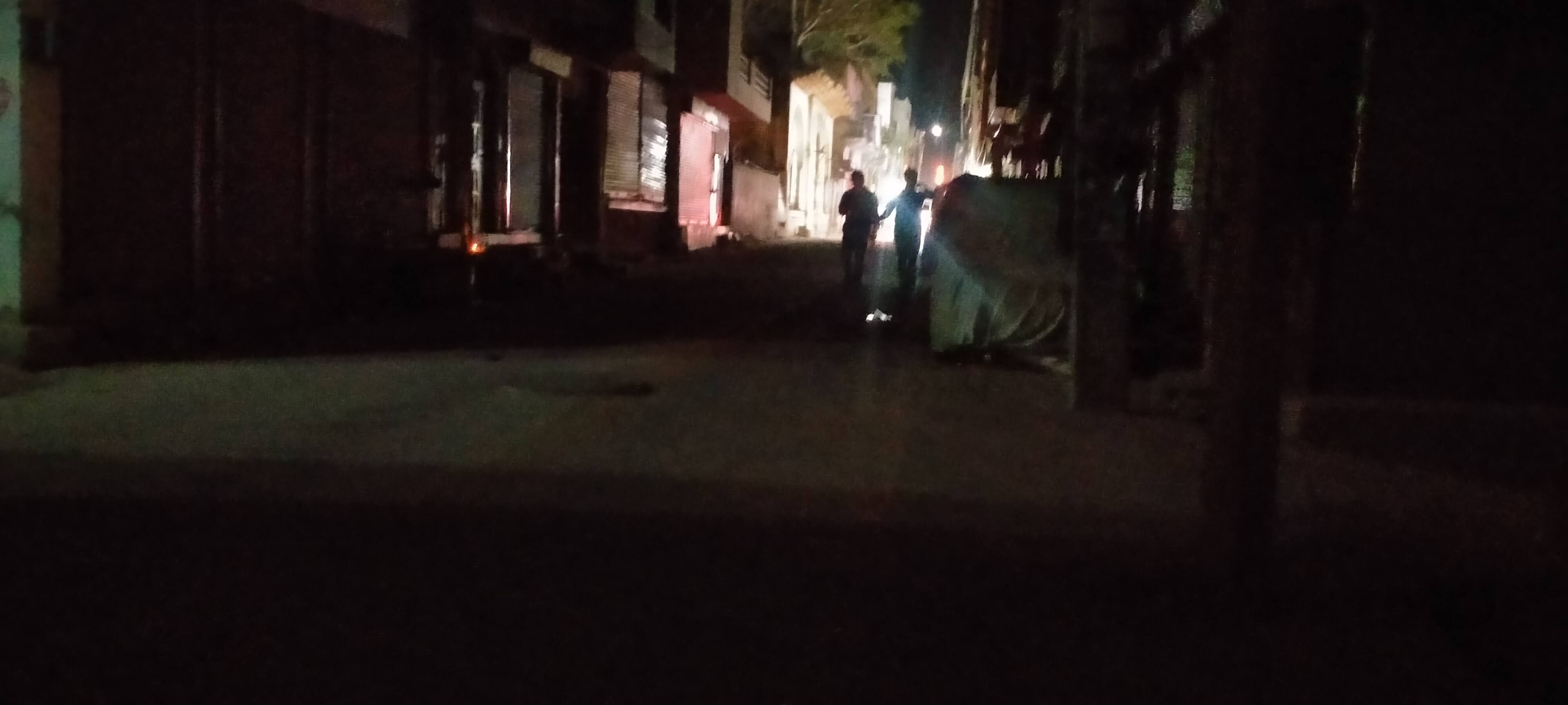 फोटो संख्या:54- स्ट्रीट लाइट नहीं होने से सिनेमा रोड पर छाया अंधेरा--संवाद