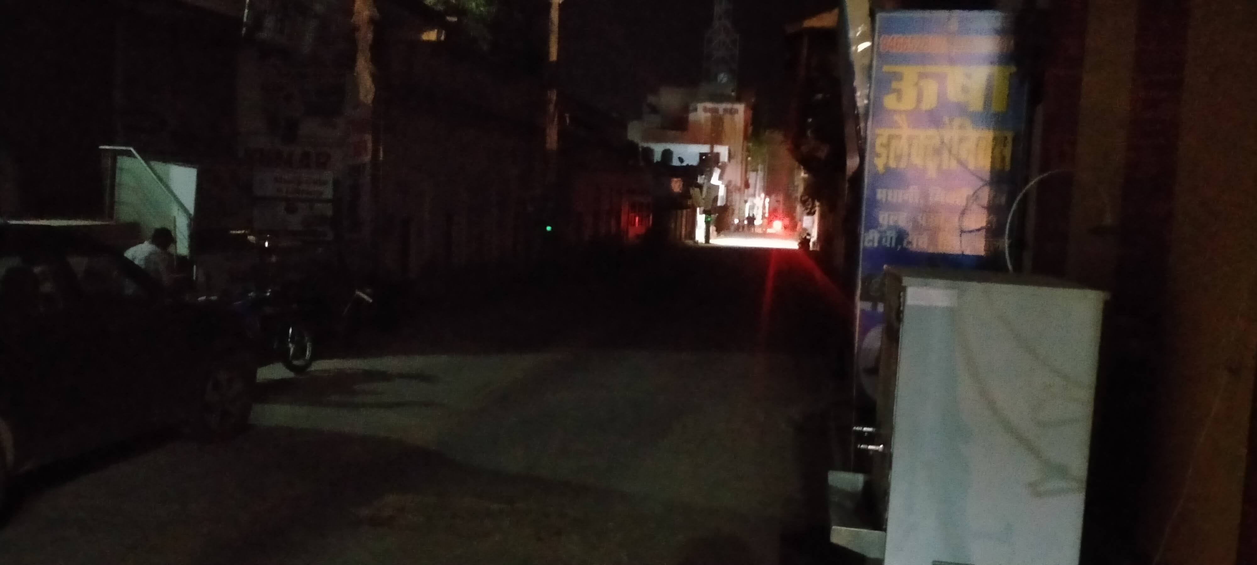 फोटो संख्या:54- स्ट्रीट लाइट नहीं होने से सिनेमा रोड पर छाया अंधेरा--संवाद