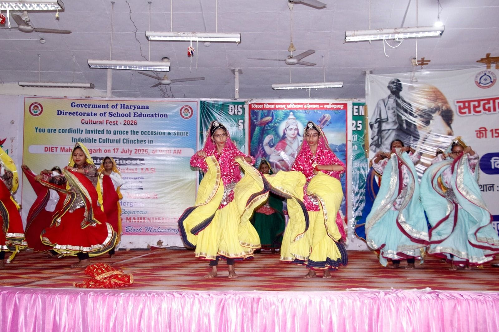 फोटो संख्या:60- सांस्कृतिक  कार्यक्रम की प्रस्तुति देती छात्राएं--स्रोत- संस्थान
