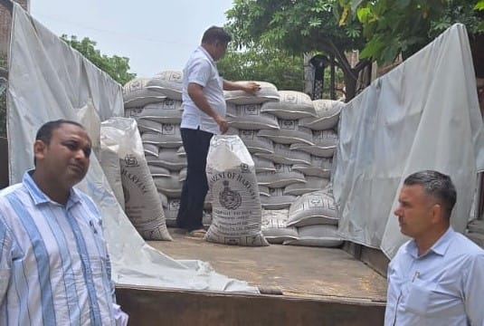 फोटो: सोनीपत के खरखौदा में दिल्ली रोड स्थित आटा चक्की पर छापा डाल कार्रवाई के दौरान जांच करती म