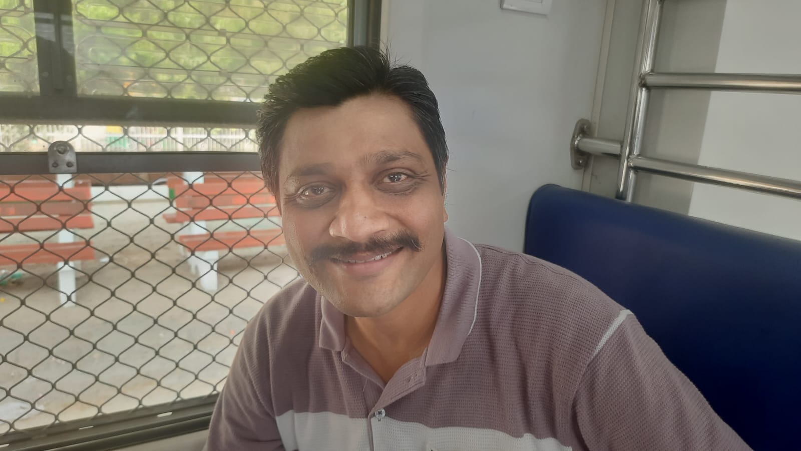 फोटो : सोनीपत रेलवे स्टेशन पर हाइड्रोजन ट्रेन में सवार पोते -पाेतियों के साथ राजपाल। संवाद फोटो : सोनीपत रेलवे स्टेशन पर हाइड्रोजन ट्रेन में सवार पोते -पाेतियों के साथ राजपाल। संवाद