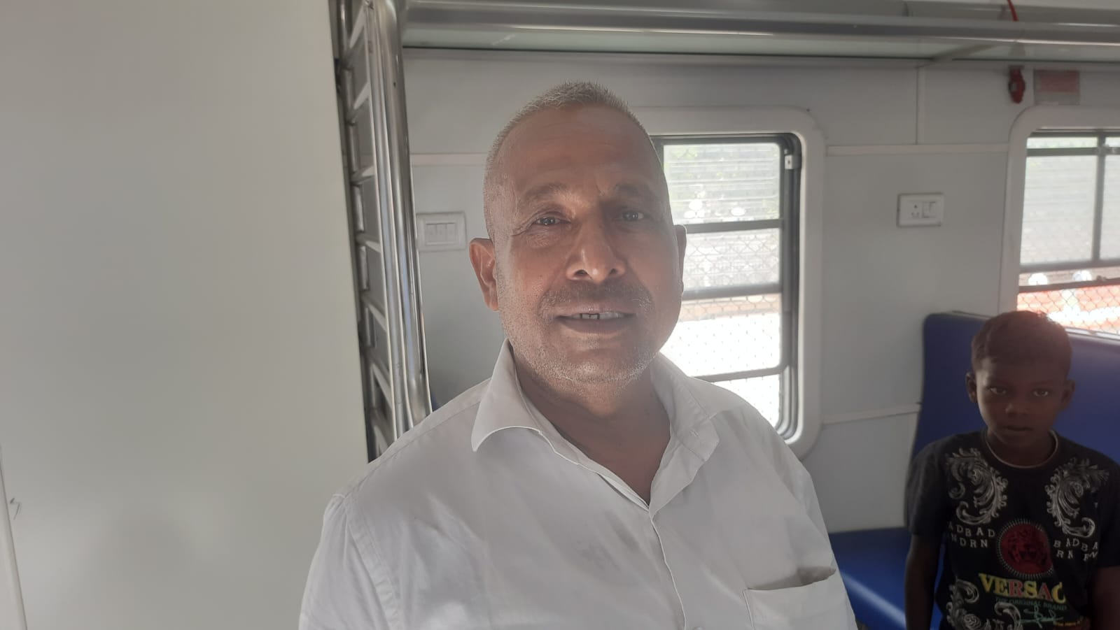फोटो : सोनीपत रेलवे स्टेशन पर हाइड्रोजन ट्रेन में सवार पोते -पाेतियों के साथ राजपाल। संवाद फोटो : सोनीपत रेलवे स्टेशन पर हाइड्रोजन ट्रेन में सवार पोते -पाेतियों के साथ राजपाल। संवाद