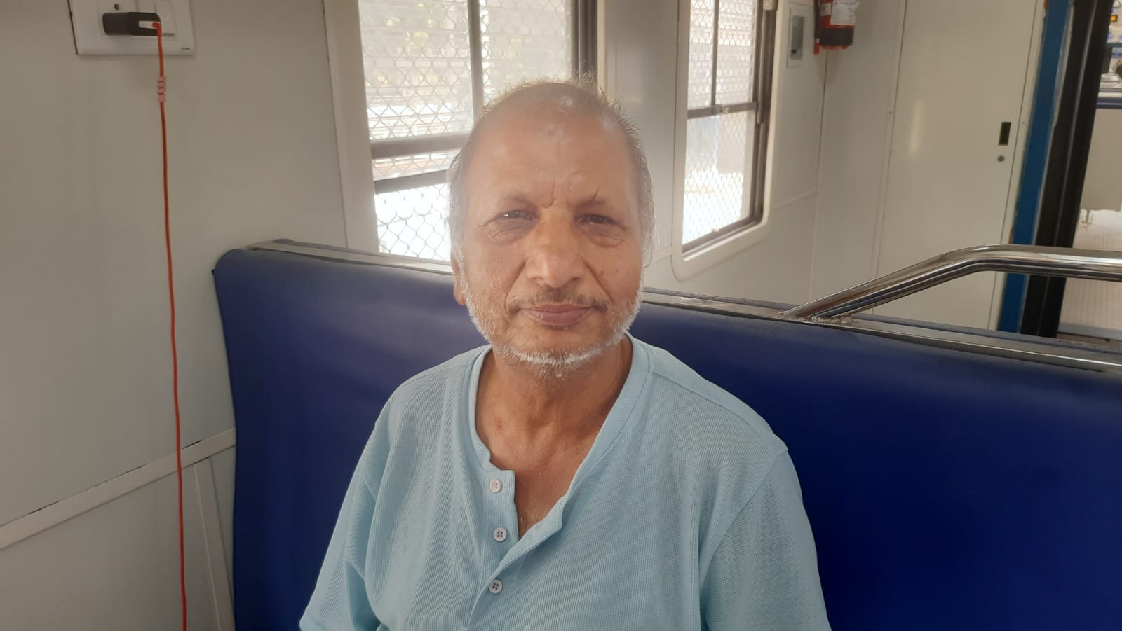 फोटो : सोनीपत रेलवे स्टेशन पर हाइड्रोजन ट्रेन में सवार पोते -पाेतियों के साथ राजपाल। संवाद फोटो : सोनीपत रेलवे स्टेशन पर हाइड्रोजन ट्रेन में सवार पोते -पाेतियों के साथ राजपाल। संवाद