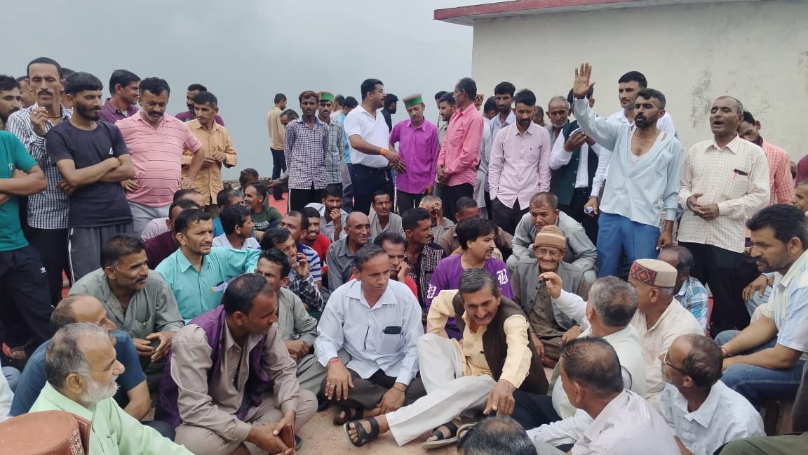 ग्राम पंचायत सखौली की बैठक में भाग लेते ग्रामीण व पंचायत प्रतिनिधि। स्रोत ग्रामीण। ग्राम पंचायत सखौली की बैठक में भाग लेते ग्रामीण व पंचायत प्रतिनिधि। स्रोत ग्रामीण।