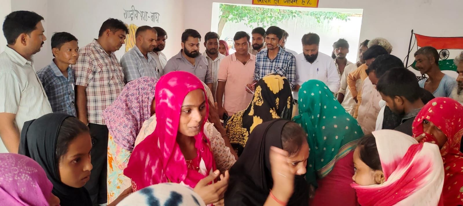 गांव में लगे हैंडपंप से पानी भरते युवा। संवाद गांव में लगे हैंडपंप से पानी भरते युवा। संवाद