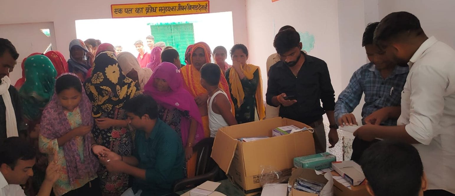 गांव में लगे हैंडपंप से पानी भरते युवा। संवाद गांव में लगे हैंडपंप से पानी भरते युवा। संवाद