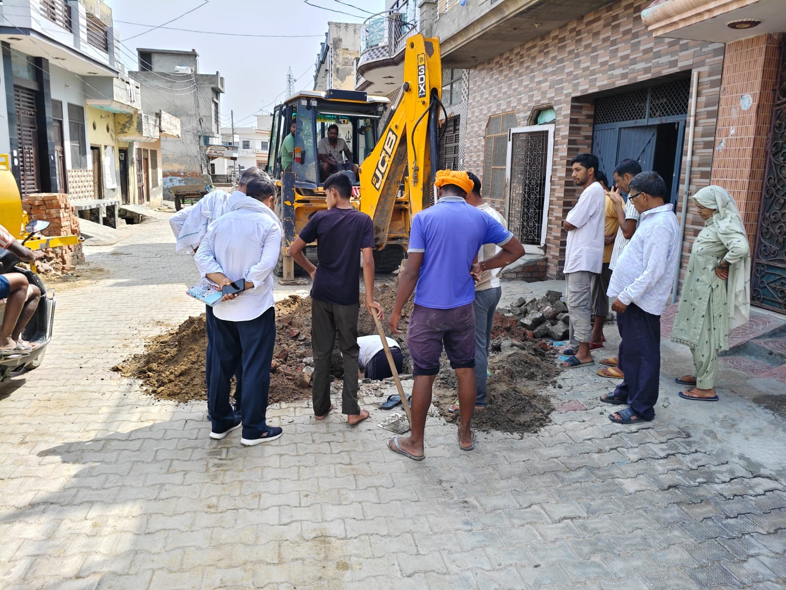 गांव सजूमा में पानी की लीकेज को ठीक करने के लिए खोदा गया गड्ढा। गांव सजूमा में पानी की लीकेज को ठीक करने के लिए खोदा गया गड्ढा।