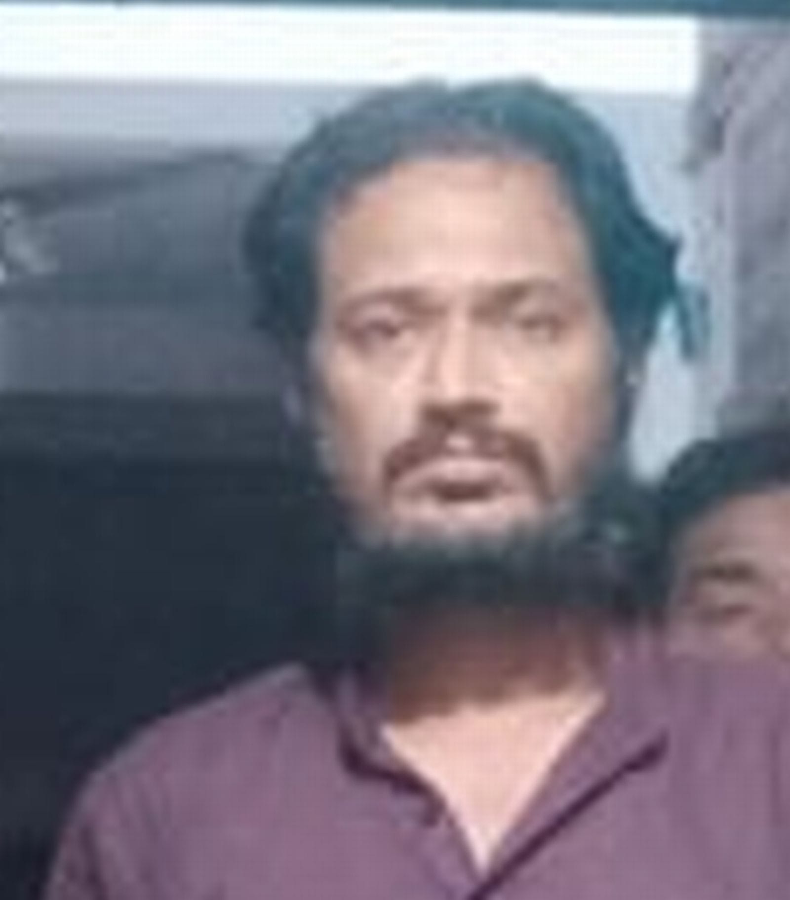 हजरतपुर पुलिस की गिरफ्त में ट्रक मालिक और अवैध ्रशराब।
