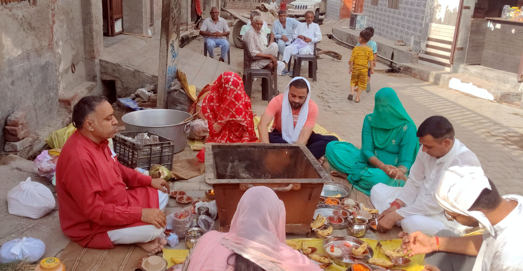 हवन में आहुतियां डालते गांव शिमला के लोग। संवाद