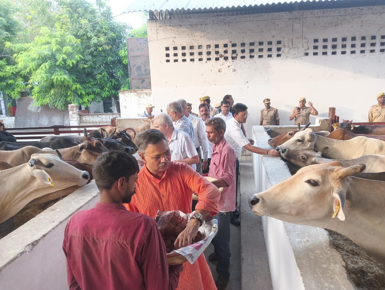 इलाहाबाद हाईकोर्ट की लखनऊ खंडपीठ के न्यायमूर्तियों ने किया कान्हा उपवन का निरीक्षण। स्रोत ः उपव इलाहाबाद हाईकोर्ट की लखनऊ खंडपीठ के न्यायमूर्तियों ने किया कान्हा उपवन का निरीक्षण। स्रोत ः उपव