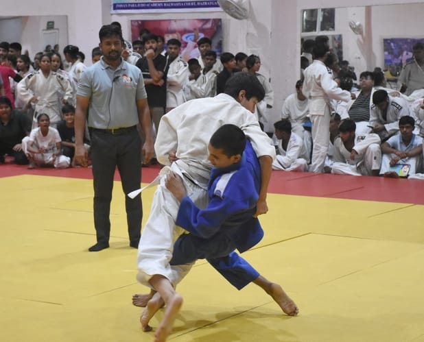 जूडो महाकुंभ के तहत आयोजित राज्य मिनी और सब जूनियर प्रतियोगिता में भिड़ते जूडोका।