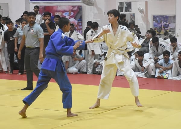 जूडो महाकुंभ के तहत आयोजित राज्य मिनी और सब जूनियर प्रतियोगिता में भिड़ते जूडोका।