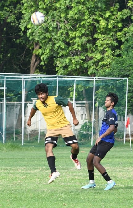 जिला फुटबॉल लीग के तहत हुए मुकाबले में भिड़तीं मिडविंटर क्लब (नीली) और विजय क्लब (पीली) की टीमे