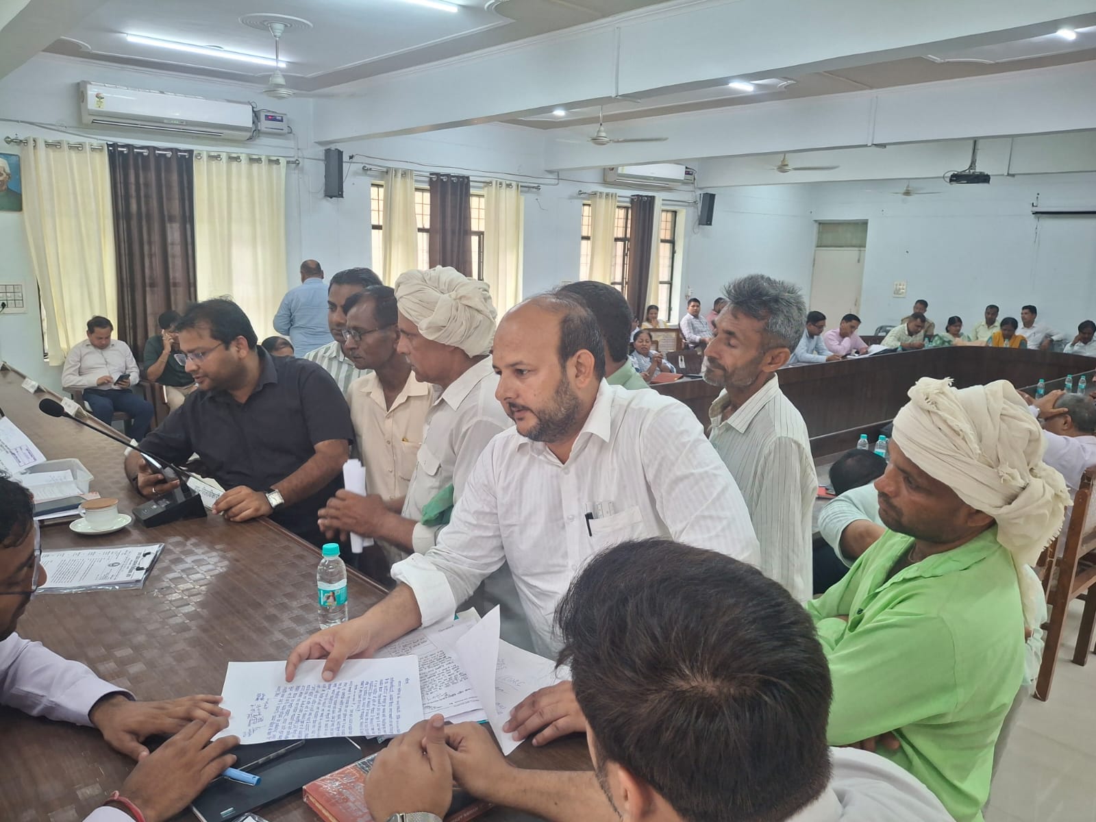 कैराना में संपूर्ण समाधान दिवस में बिजली नहीं आने की शिकायत करने पहुंचे टीचर कॉलोनी, सत्यम कॉलो कैराना में संपूर्ण समाधान दिवस में बिजली नहीं आने की शिकायत करने पहुंचे टीचर कॉलोनी, सत्यम कॉलो