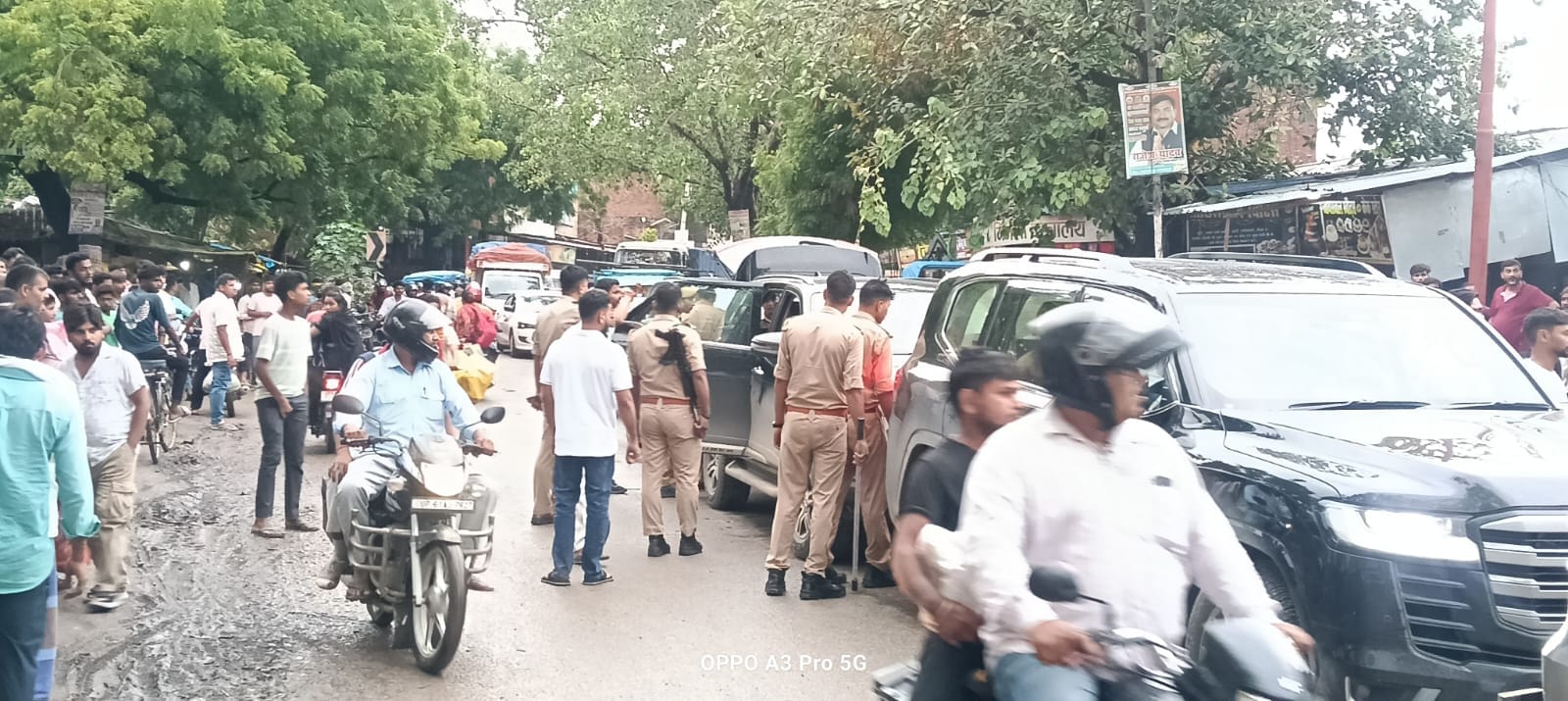 कठवामोड़ तिराहे पर पूर्व सांसद अतुल राय से बात करते एसपी सिटी डॉ राकेश मिश्रा। स्रोत- पाठक