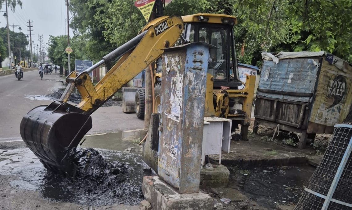 मोहल्ला शिवकालोनी में इंजन लगाकर निकाला जा रहा पानी। संवाद मोहल्ला शिवकालोनी में इंजन लगाकर निकाला जा रहा पानी। संवाद