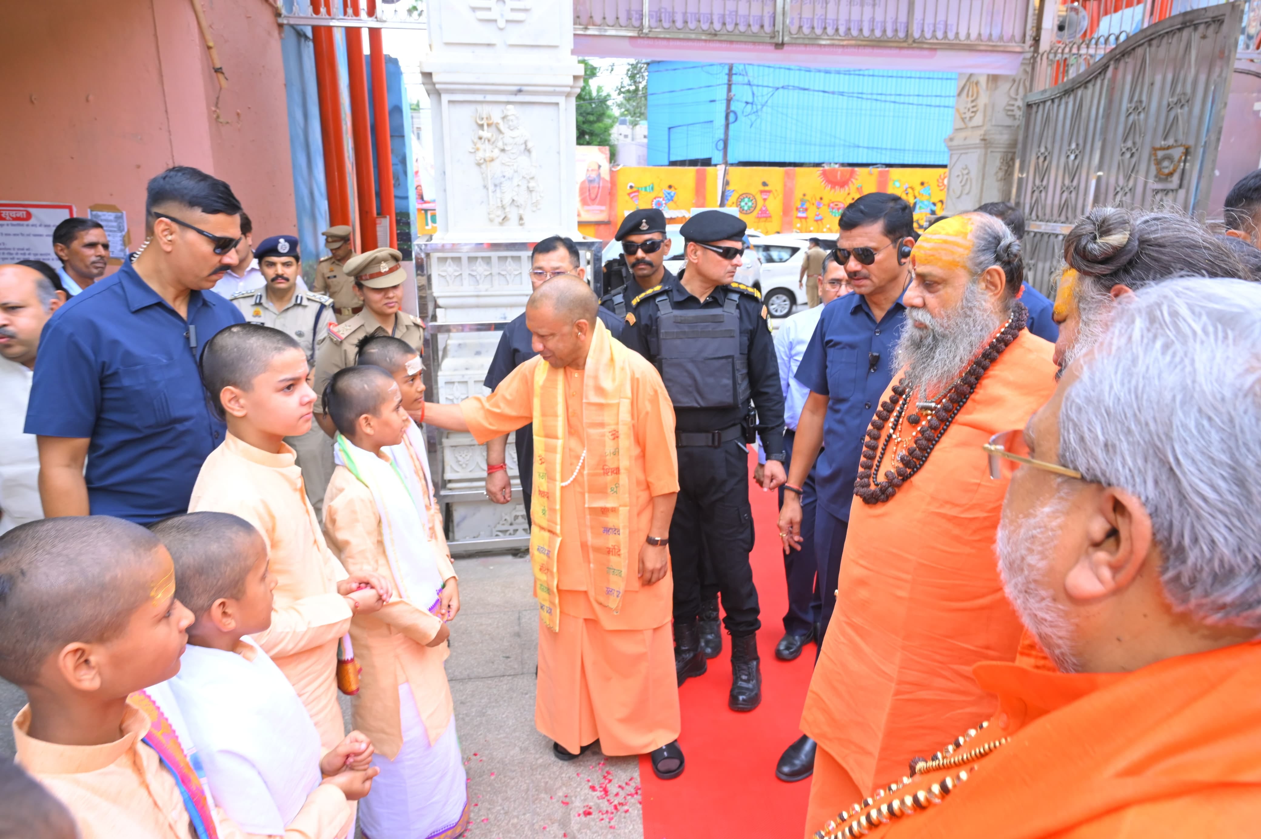 मुख्य मंत्री योगी आदित्यनाथ ने मंदिर पहुंच कर शिवलिंग पर जलाभिषेक के बाद महंत नारायण गिरी को पट मुख्य मंत्री योगी आदित्यनाथ ने मंदिर पहुंच कर शिवलिंग पर जलाभिषेक के बाद महंत नारायण गिरी को पट