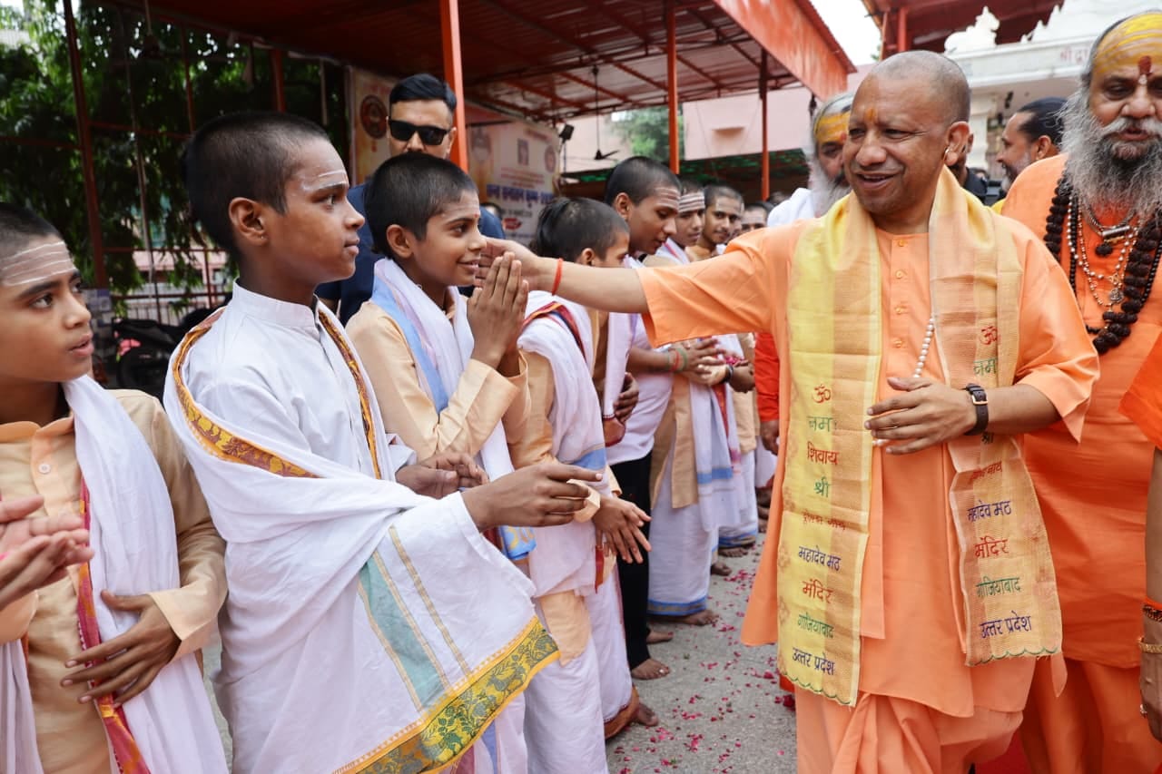 मुख्य मंत्री योगी आदित्यनाथ ने मंदिर पहुंच कर शिवलिंग पर जलाभिषेक के बाद महंत नारायण गिरी को पट मुख्य मंत्री योगी आदित्यनाथ ने मंदिर पहुंच कर शिवलिंग पर जलाभिषेक के बाद महंत नारायण गिरी को पट