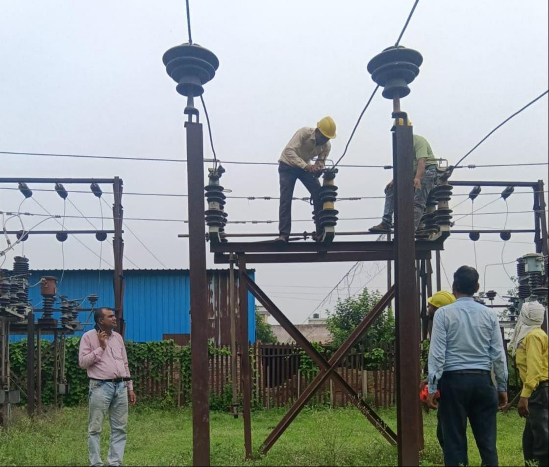 मारहरा विद्युत् उपकेंद्र पर धरना प्रदर्शन करते किसान व भाकियू के पदाधिकारी। संवाद मारहरा विद्युत् उपकेंद्र पर धरना प्रदर्शन करते किसान व भाकियू के पदाधिकारी। संवाद