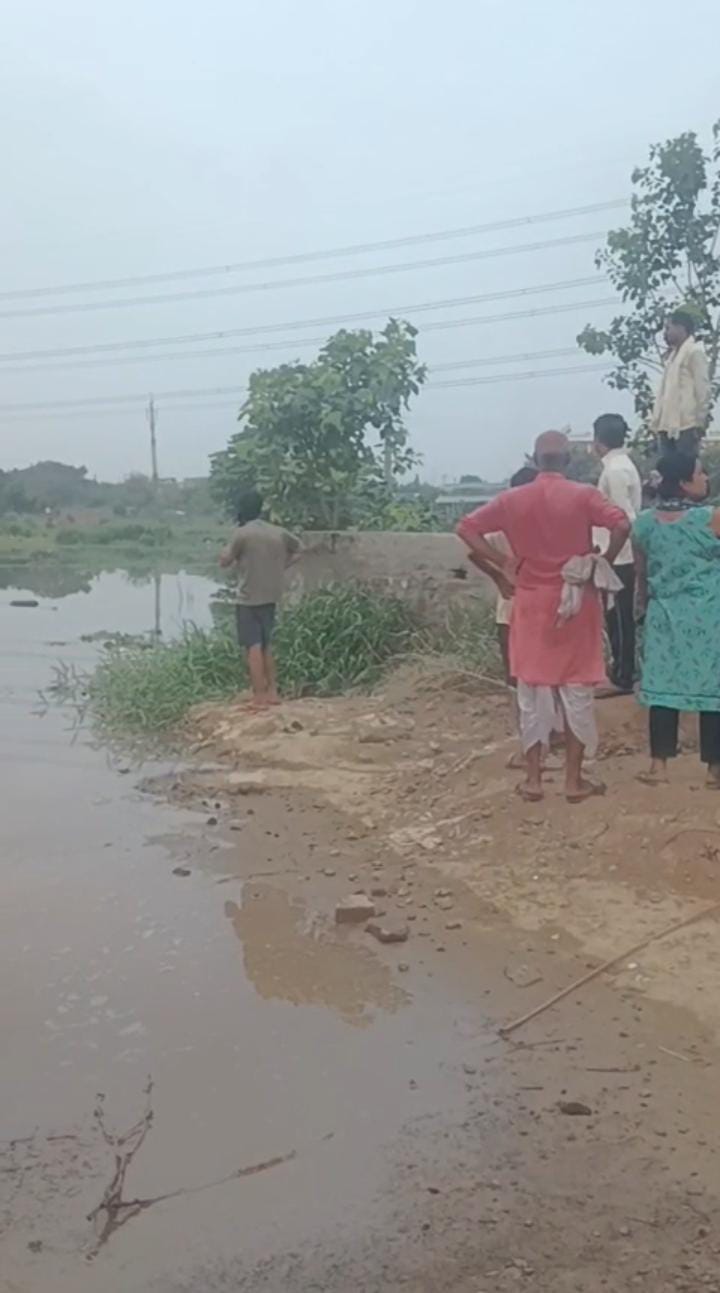 नूर नगर श्मशानघाट के पास डैम टूटने से तेज बहाव में गांव की तरफ बहता पानी। सुधी पाठक नूर नगर श्मशानघाट के पास डैम टूटने से तेज बहाव में गांव की तरफ बहता पानी। सुधी पाठक