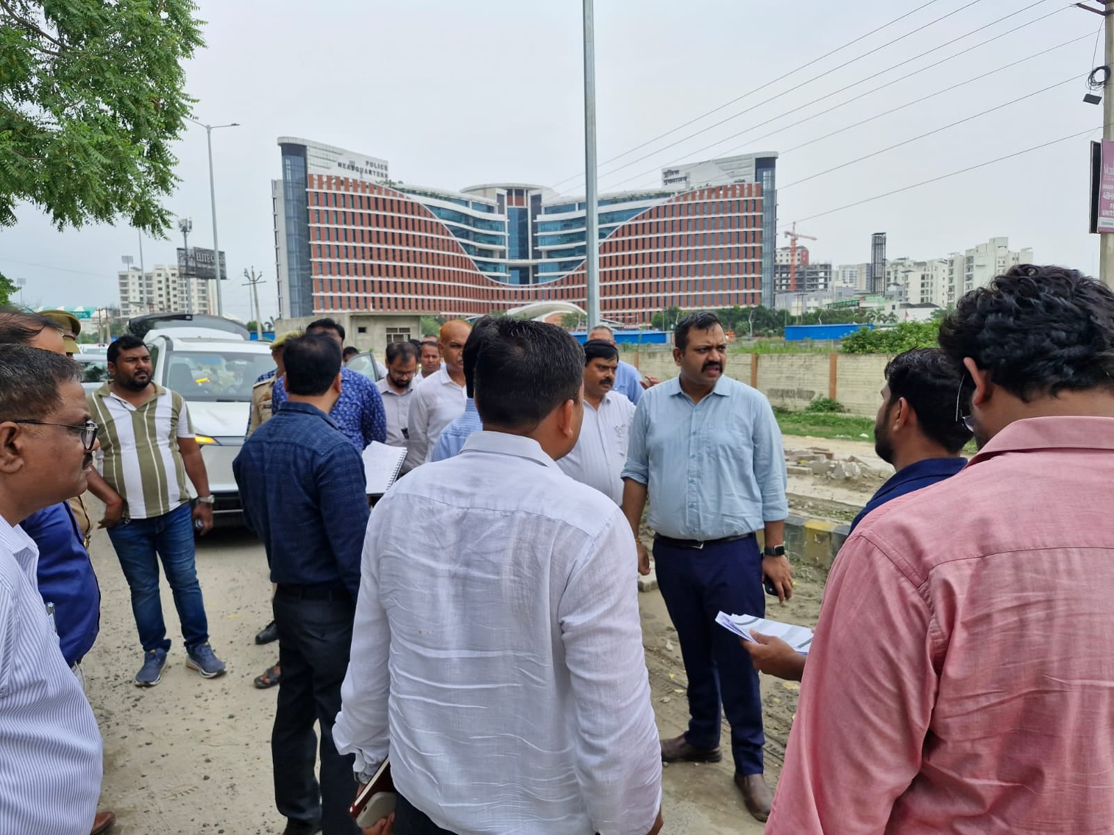 निरीक्षण करते एलडीए वीसी।