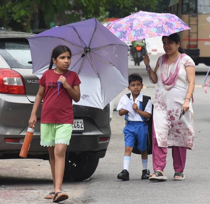 निशातगंज समेत कुछ इलाकों में शनिवार को बूंदाबांदी हुई। निशातगंज समेत कुछ इलाकों में शनिवार को बूंदाबांदी हुई।