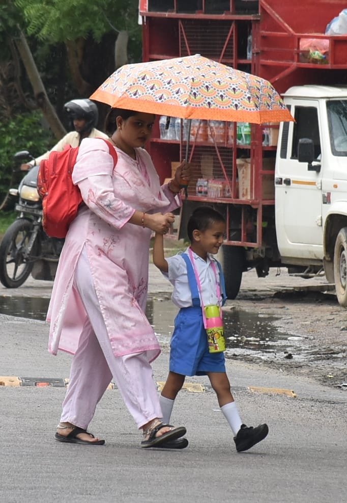 निशातगंज समेत कुछ इलाकों में शनिवार को बूंदाबांदी हुई। निशातगंज समेत कुछ इलाकों में शनिवार को बूंदाबांदी हुई।