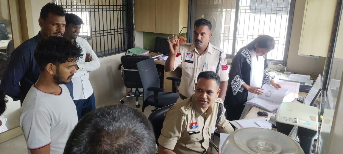 पुलिस टीम द्वारा जानकारी ली जा रही है पुलिस टीम द्वारा जानकारी ली जा रही है