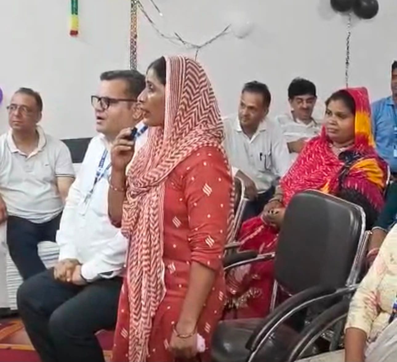 सीएम से बातचीत के दौरान अपनी बात रखते हुए एसएमसी प्रधान सुषमा। सीएम से बातचीत के दौरान अपनी बात रखते हुए एसएमसी प्रधान सुषमा।