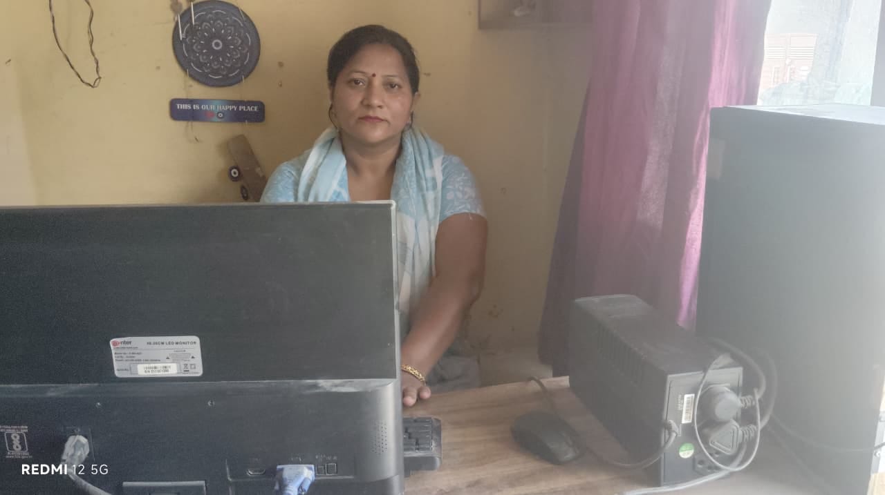 सीएससी सेंटर में महिला के फिंगरप्रिंट स्कैन करवाती शमीम। स्वयं सीएससी सेंटर में महिला के फिंगरप्रिंट स्कैन करवाती शमीम। स्वयं