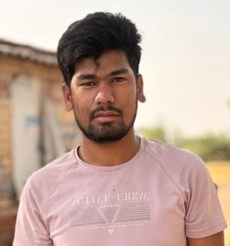 सुइथाकला-सड़क हादसे में हुई मौत के बाद ट्रक और पिकअप को अलग करती जेसीबी मशीन। पाठक
