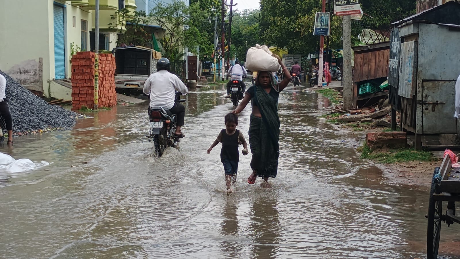 सिटी रेलवे स्टेशन को जाने वाली मार्ग पर जमे बारिश के पानी से गुजरते बाइक सवार। संवाद सिटी रेलवे स्टेशन को जाने वाली मार्ग पर जमे बारिश के पानी से गुजरते बाइक सवार। संवाद