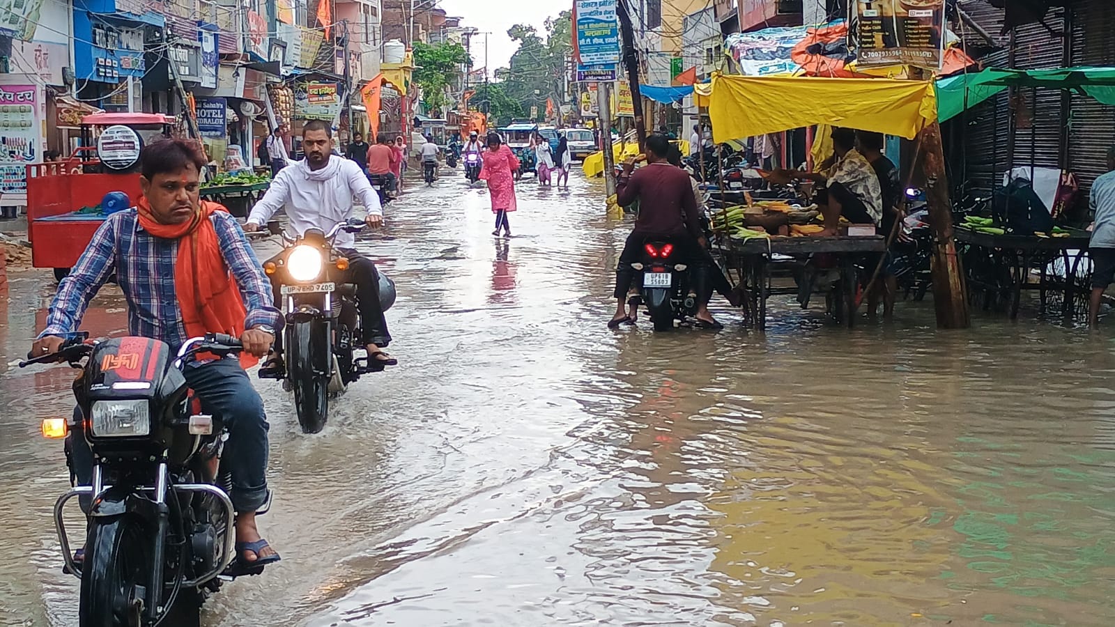 सिटी रेलवे स्टेशन को जाने वाली मार्ग पर जमे बारिश के पानी से गुजरते बाइक सवार। संवाद सिटी रेलवे स्टेशन को जाने वाली मार्ग पर जमे बारिश के पानी से गुजरते बाइक सवार। संवाद
