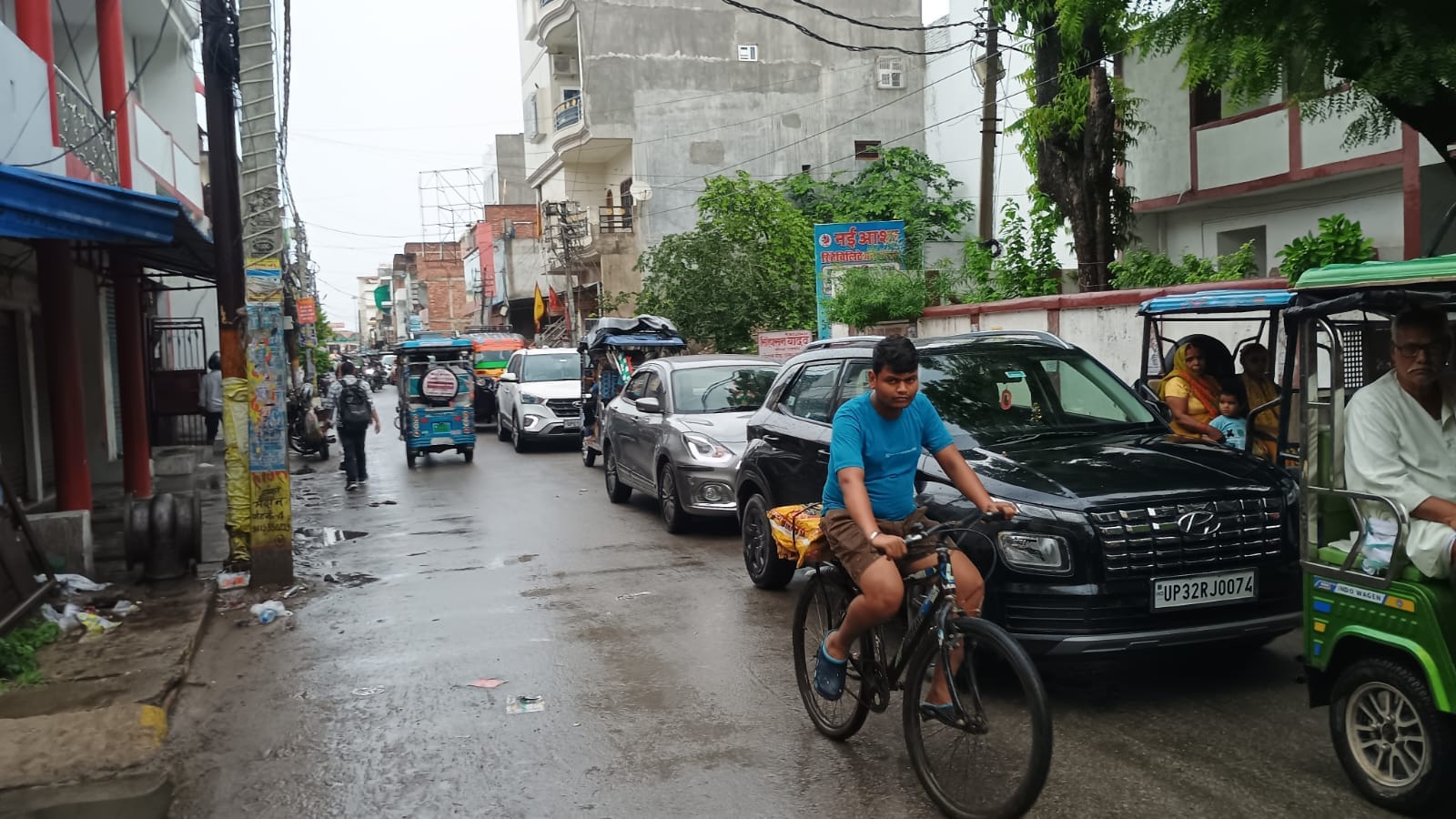 सिटी रेलवे स्टेशन को जाने वाली मार्ग पर जमे बारिश के पानी से गुजरते बाइक सवार। संवाद सिटी रेलवे स्टेशन को जाने वाली मार्ग पर जमे बारिश के पानी से गुजरते बाइक सवार। संवाद