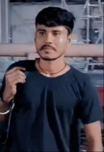 सिटी रेलवे स्टेशन को जाने वाली मार्ग पर जमे बारिश के पानी से गुजरते बाइक सवार। संवाद सिटी रेलवे स्टेशन को जाने वाली मार्ग पर जमे बारिश के पानी से गुजरते बाइक सवार। संवाद