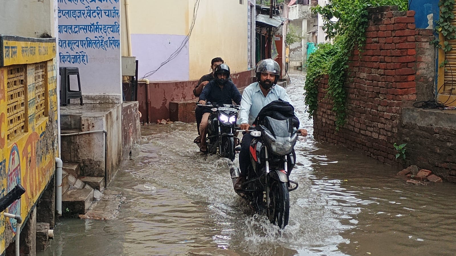 सिटी रेलवे स्टेशन को जाने वाली मार्ग पर जमे बारिश के पानी से गुजरते बाइक सवार। संवाद सिटी रेलवे स्टेशन को जाने वाली मार्ग पर जमे बारिश के पानी से गुजरते बाइक सवार। संवाद