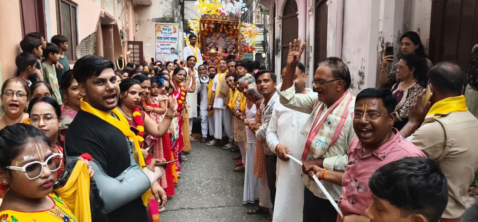 शोभायात्रा में नृत्य करती महिलाएं। संवाद शोभायात्रा में नृत्य करती महिलाएं। संवाद