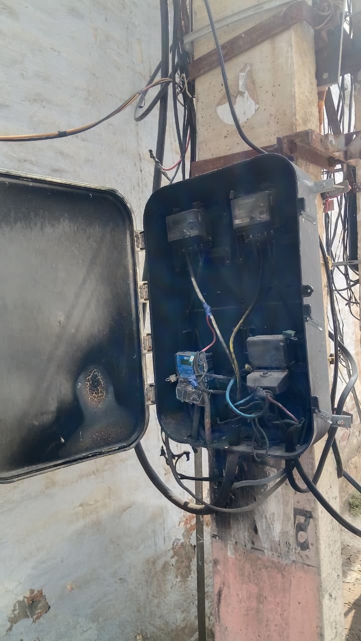 शहर के बिजली निगम कार्यालय के शिकायत केंद्र में मौजूद कर्मचारी। संवाद
