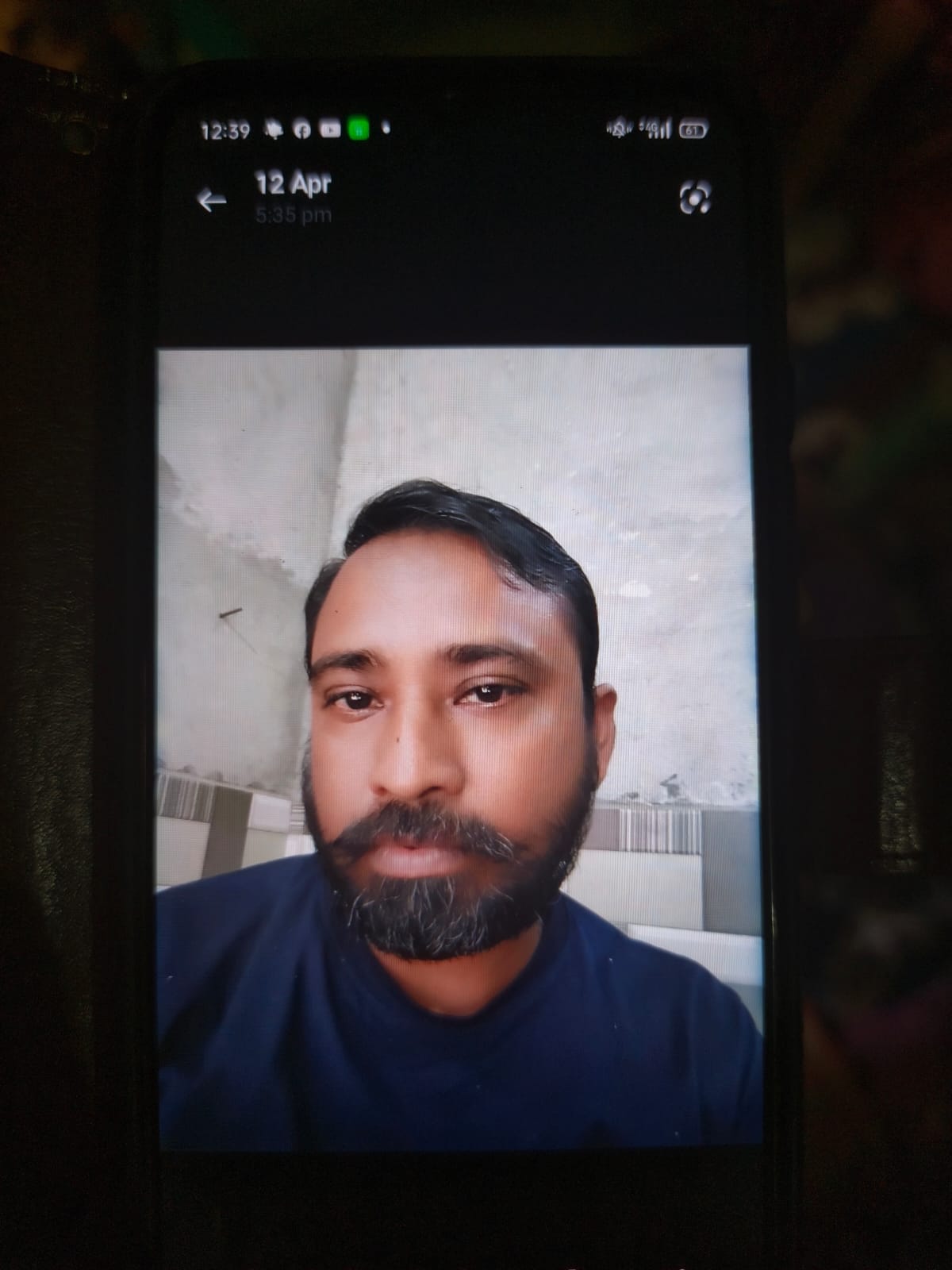 शामली के कौशांबी विहार में मृतक पवन के घर के बाहर मौजूद लोग। स्रोत वीडियोग्रेब