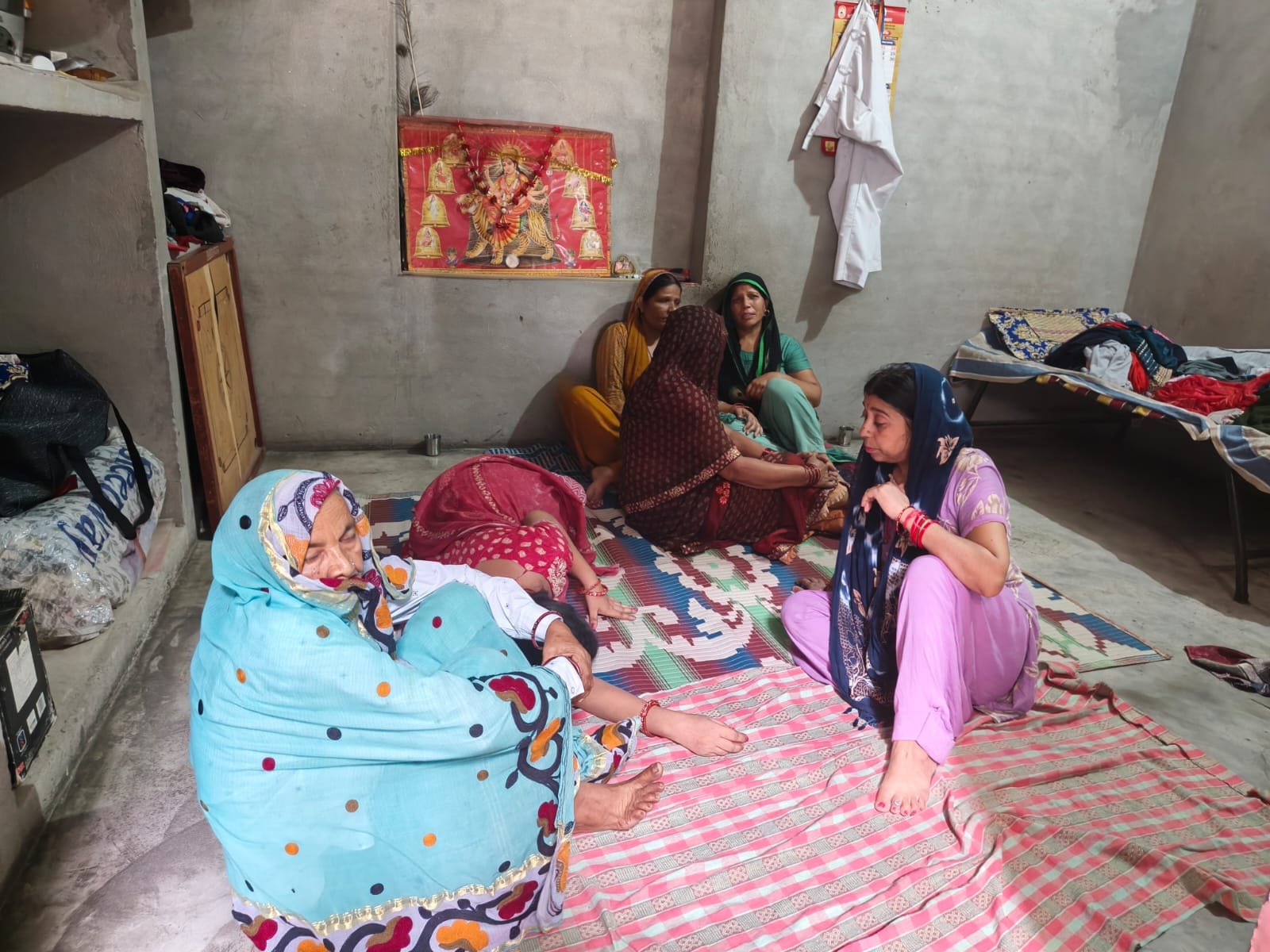 शामली के कौशांबी विहार में मृतक पवन के घर के बाहर मौजूद लोग। स्रोत वीडियोग्रेब