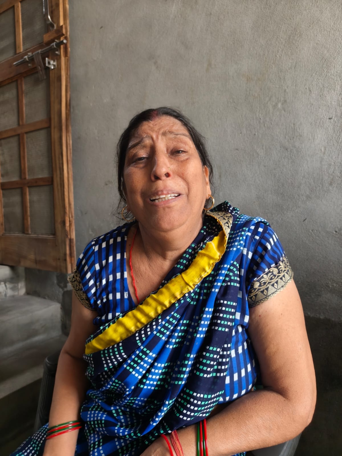 शामली के कौशांबी विहार में मृतक पवन के घर के बाहर मौजूद लोग। स्रोत वीडियोग्रेब